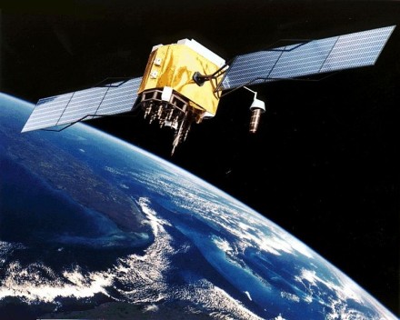 Gambar Satelit | Satelit GPS di Orbit di atas Bumi